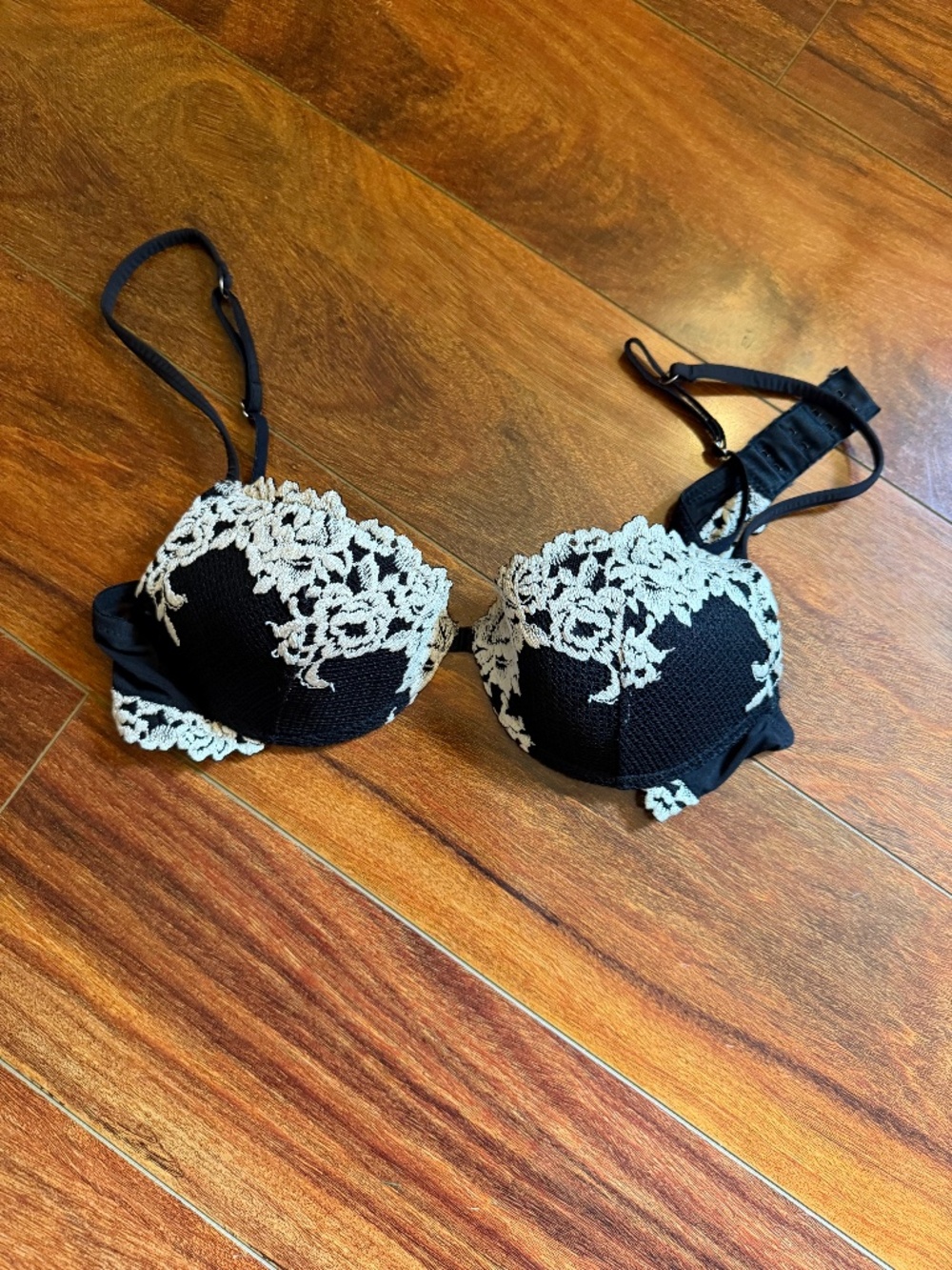 ON HOLD: Intimissimi Pretty Flowers Bra — Black with Cream Lace